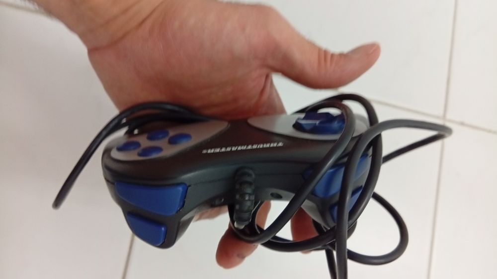 Comando retro antigo de videojogos Trustmaster