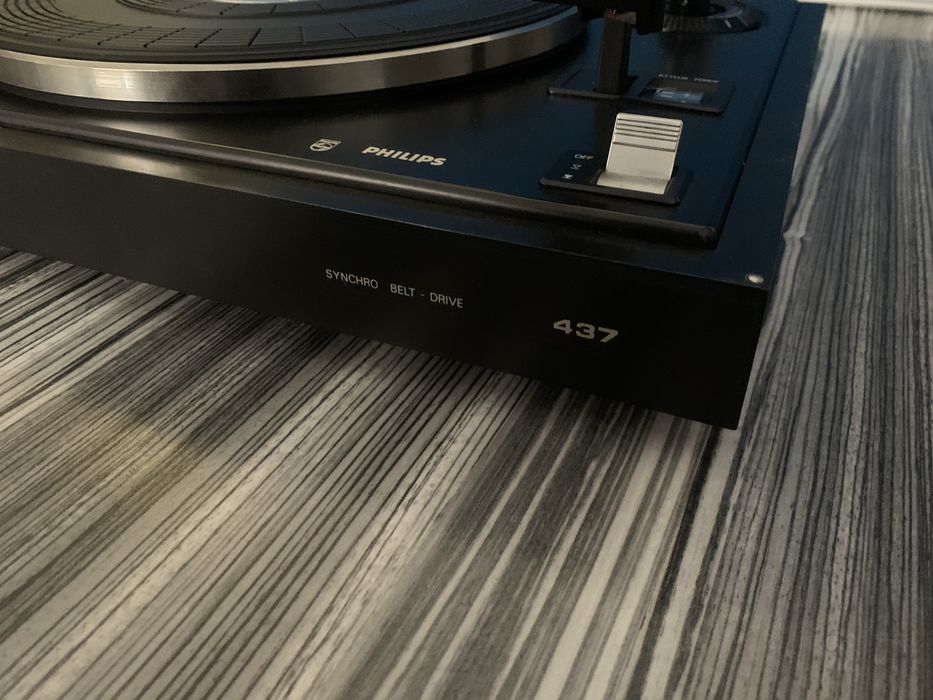 Gramofon Philips 437