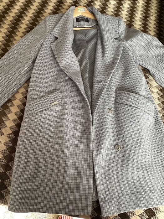 Стильне пальто-піджак у клітинку