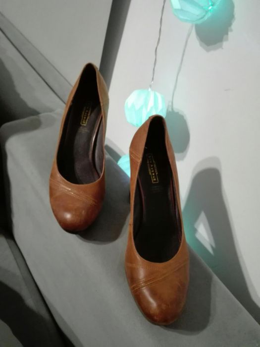 Skorzane buty na obcasie 40