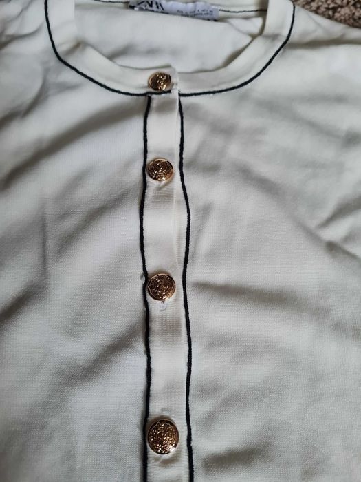 Biały sweterek Zara ze złotymi guzikami