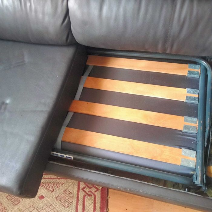 Sofá/cama em couro mais duas arcas (para desocupar)