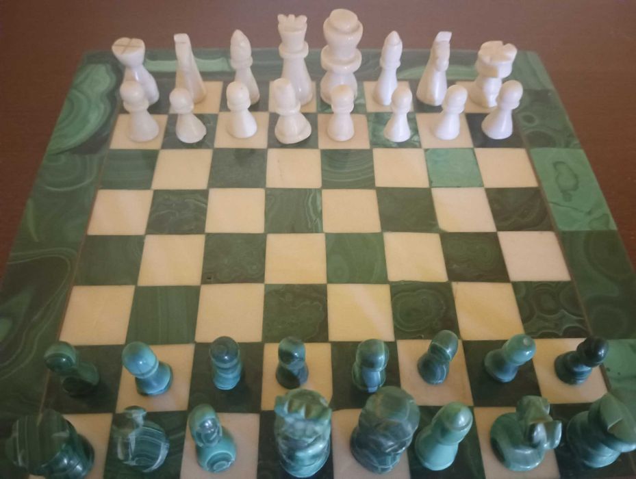 Xadrez em Malaquite e "Jade Branca"  22.5 x 22.5 made in Congo, Africa