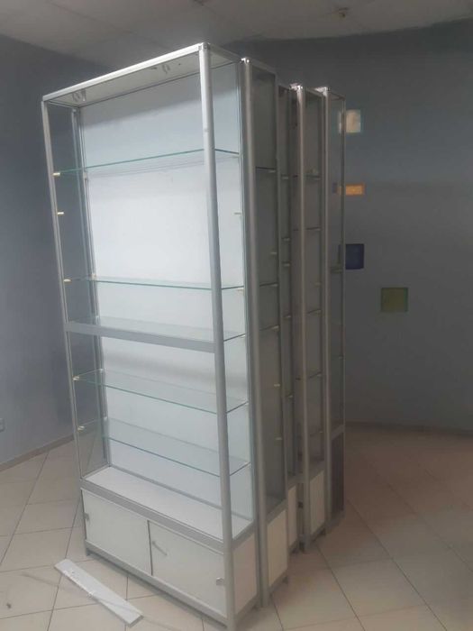 Торговый шкаф из стекла и алюминия