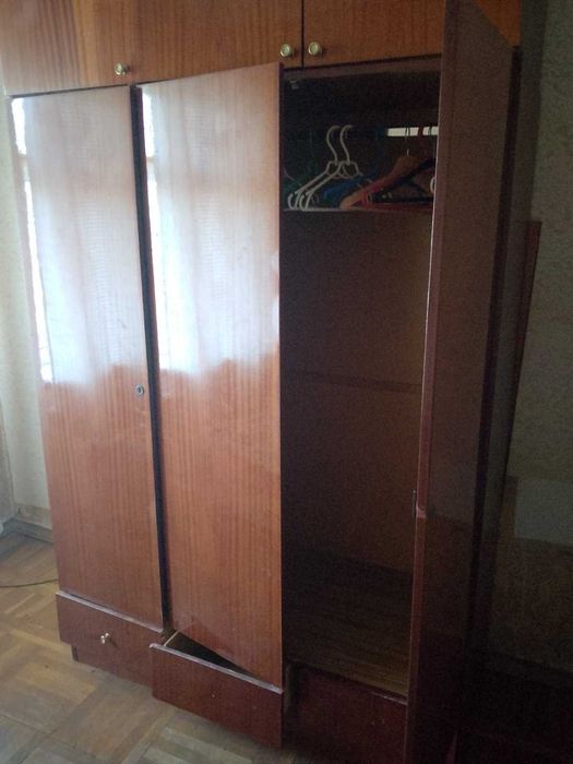 стол  шкаф тумбочки