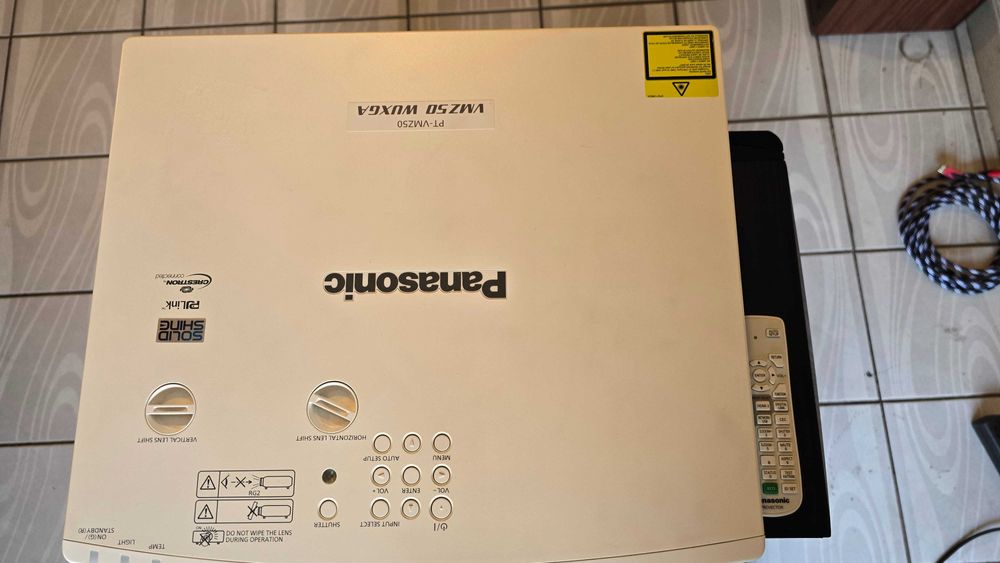 Projektor Panasonic PT-VMZ50 biały 5000 ANSI LASEROWY przebieg 1042H