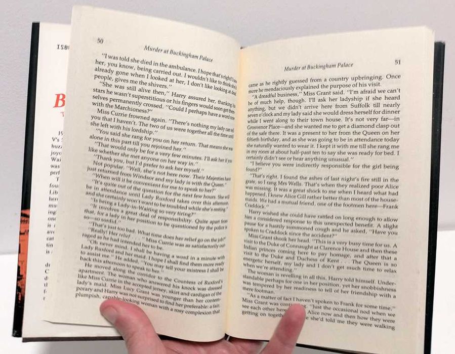 Livro - Murder at Buckingham Palace (edição inglesa)