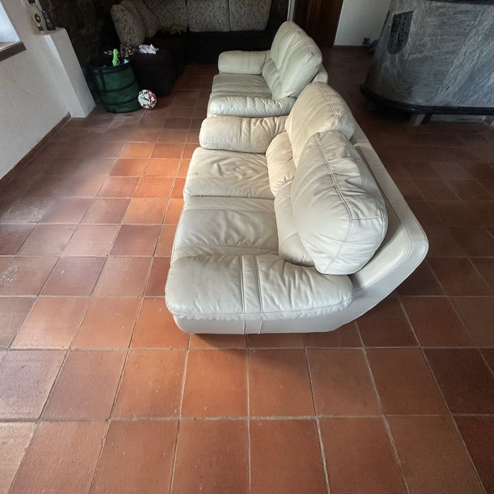 dois sofás de ecopele de tone creme