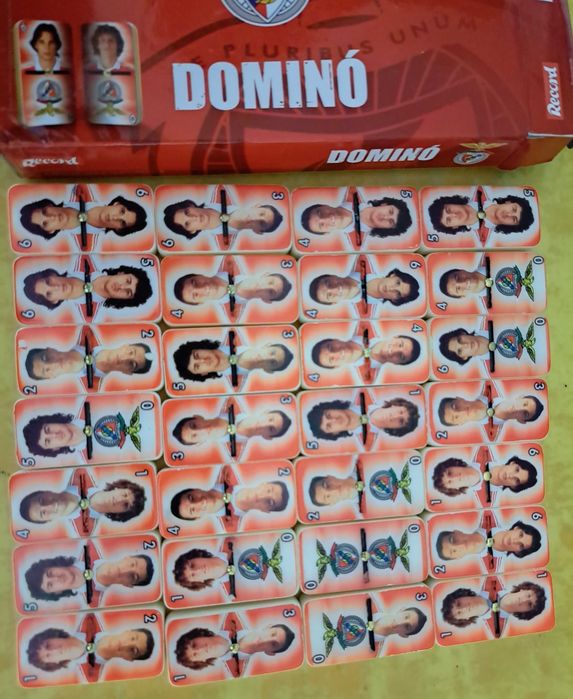 Jogo de dominó do Benfica (jogadores SLB finais do anos 90 até 2010)