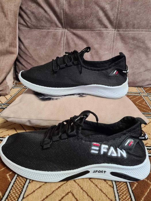 Продам новые кроссовки