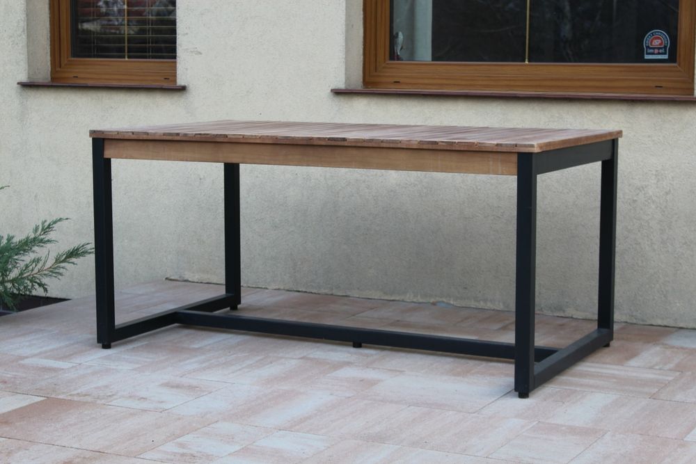 Drewniany komplet mebli ogrodowych