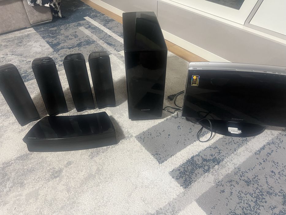 Sistema de som/ Home Cinema Samsung  Home Cinema HT-X250 5+1 com fios.  Tudo a funcionar sem problemas.