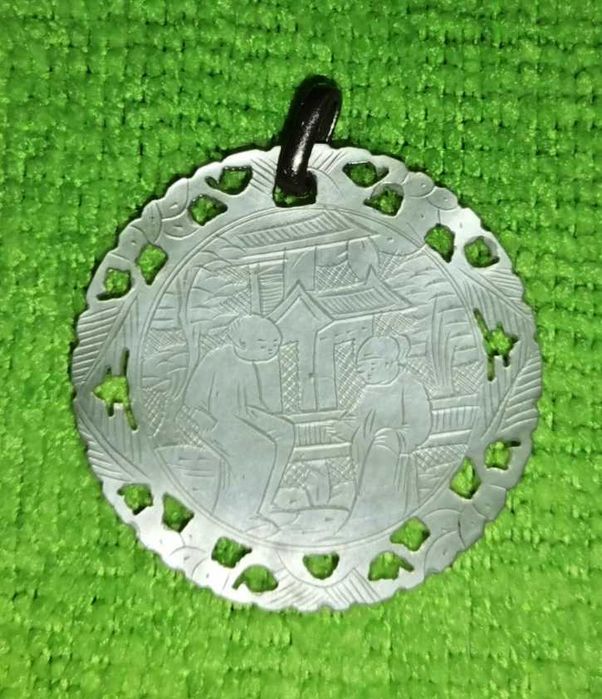 Antiga Ficha Esculpida em Madrepérola gravada, década de 1920.