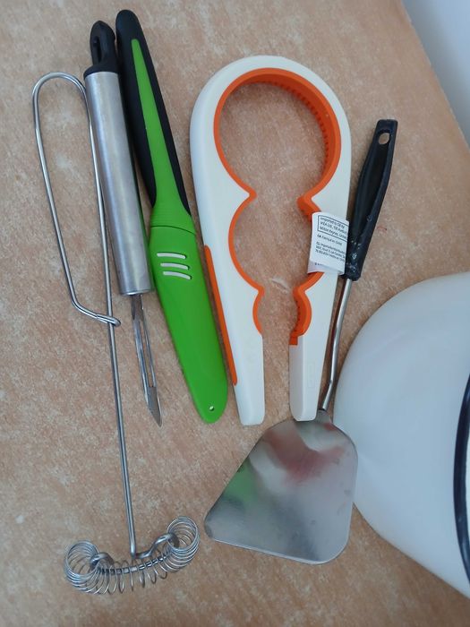 Каструля емальована, сковорідка Tefal, ножі, стакани і чашки