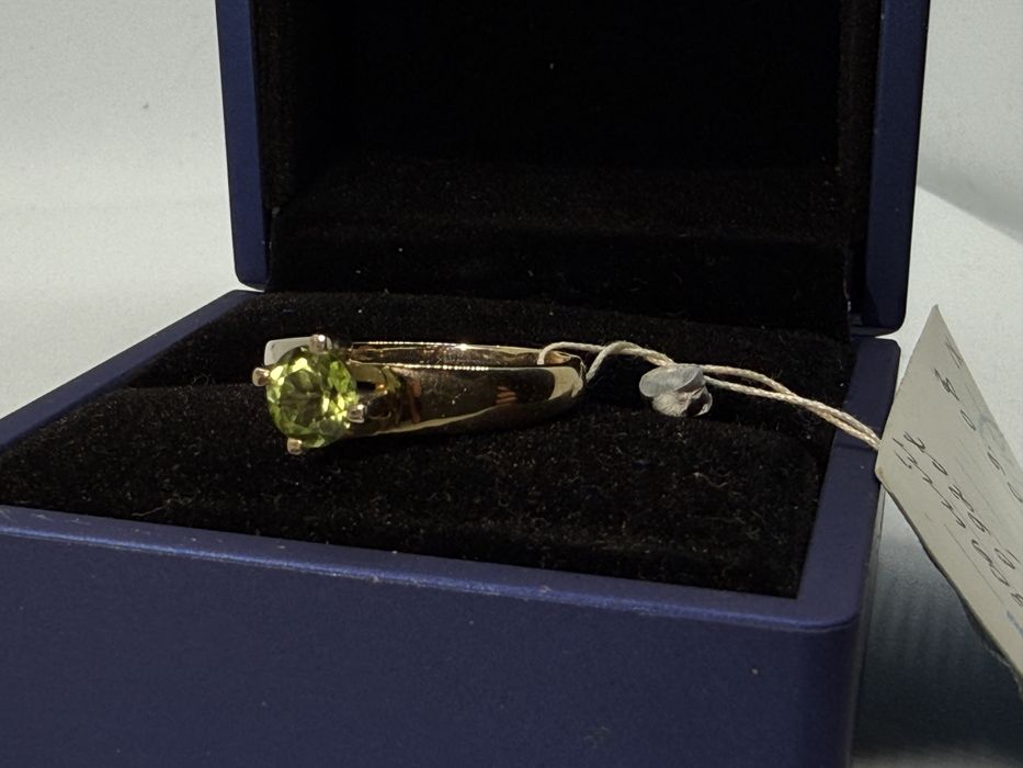 Золота каблучка 585 проби з хризолітом