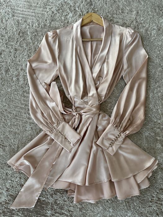 Атласна сукня в бежевому кольорі