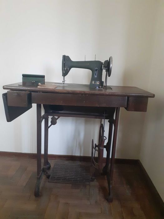 Duas Máquinas costura Husqvarna