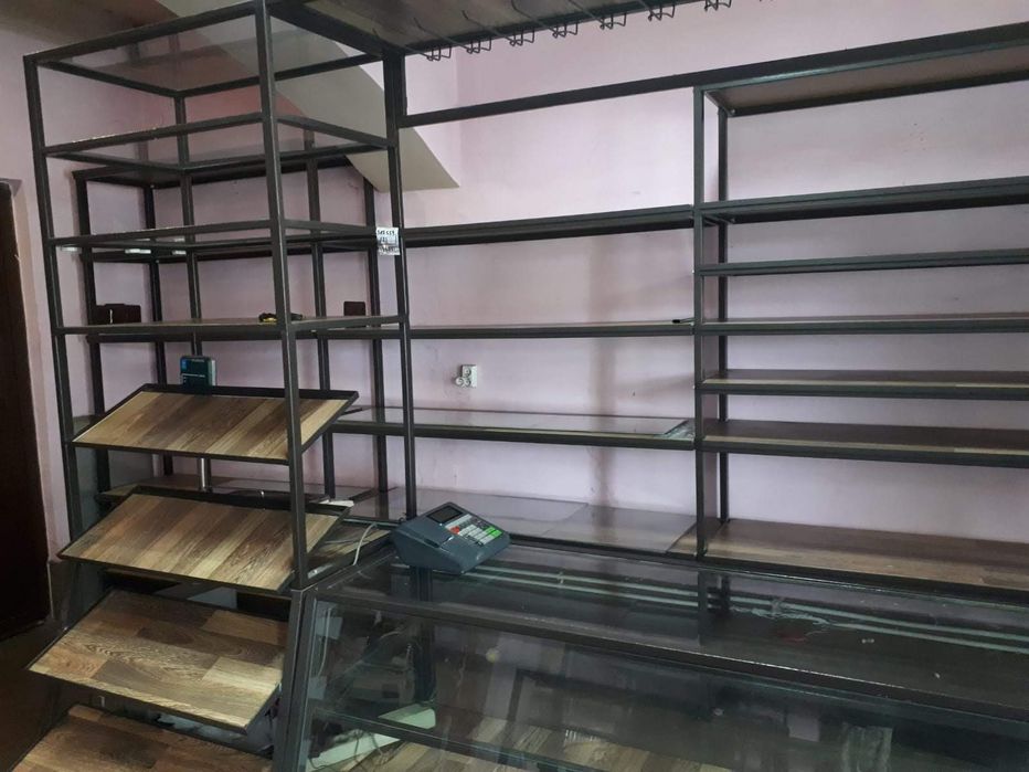 Kompletne regaly ścienne i oszklone