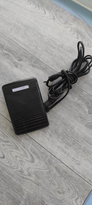 Máquina de costura marca Lervia KH4001