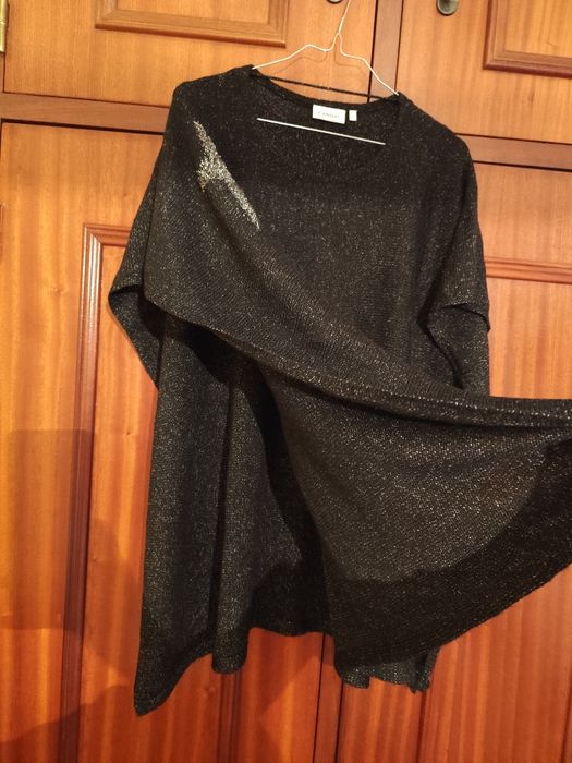 Camisola preta estilo poncho