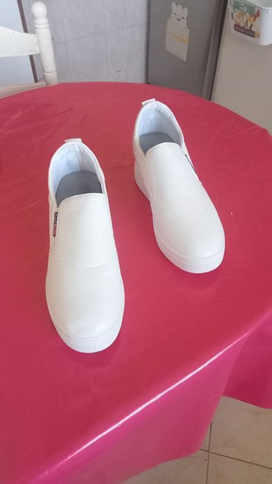 Sapatos confortáveis e NOVOS