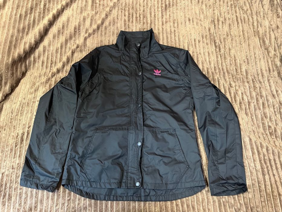 продам женскую ветровку adidas