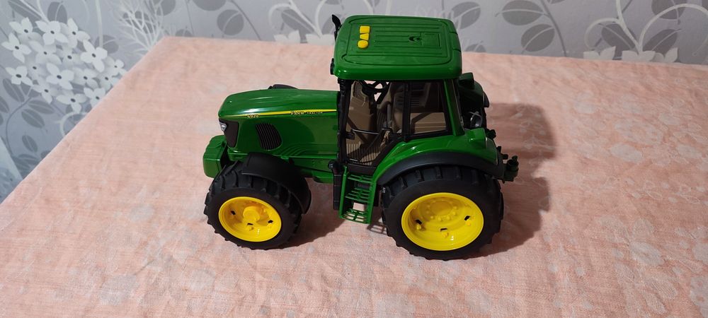 Игрушка трактор..