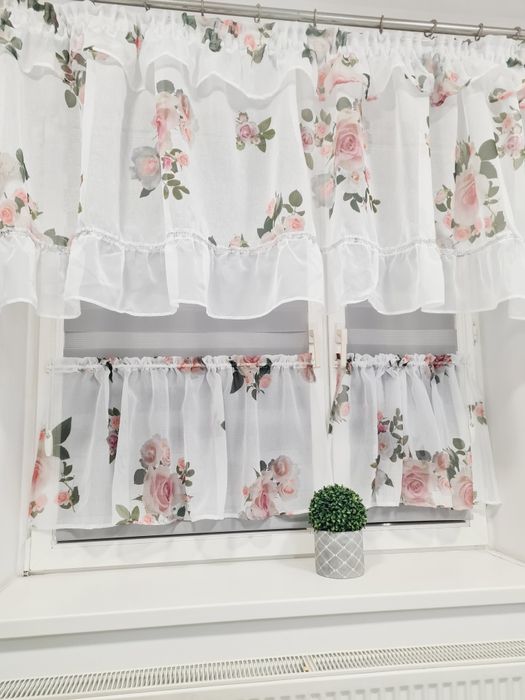 Firanka kuchenna w piękne róże