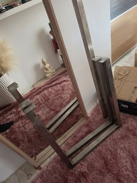 Secretaria com tampo branco e pés em inox