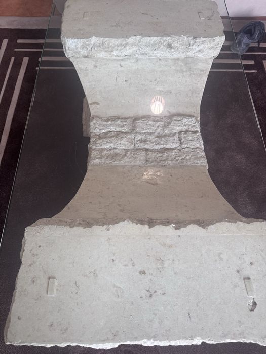 Mesa de Centro em Vidro e Base em Pedra de Design Elegante