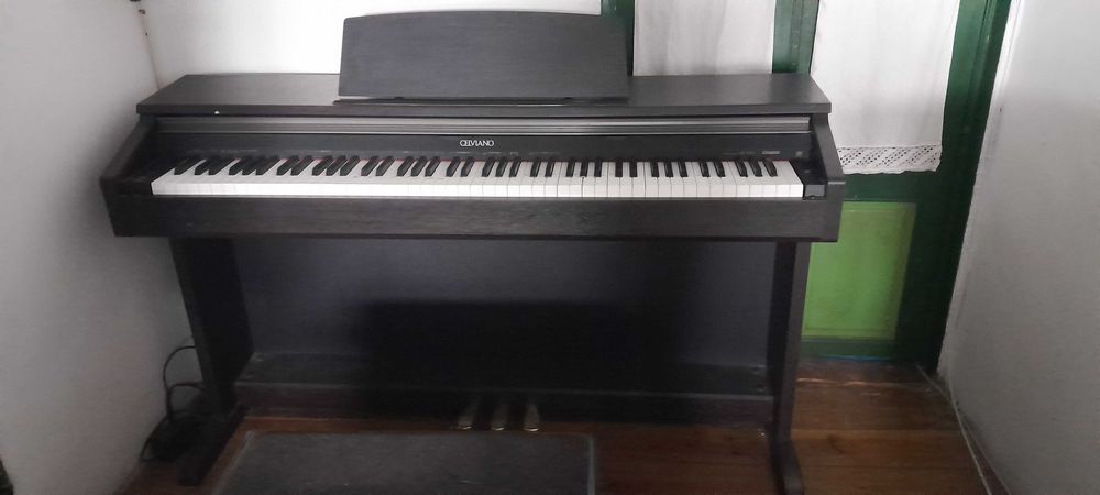 Vendo piano com banco