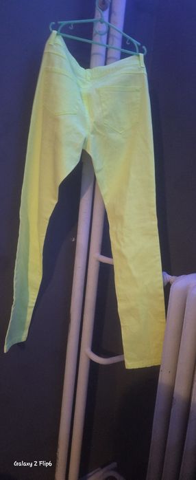 Neonowe nowe spodnie
