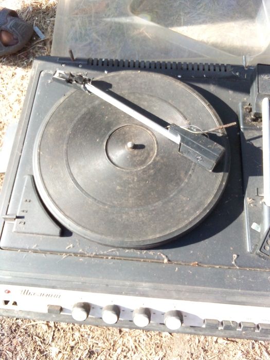 Продается  проигрыватель пластинок