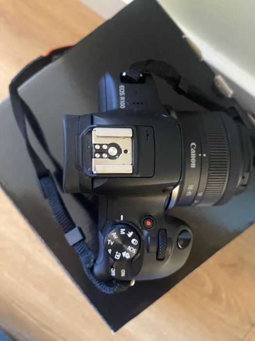 CANON EOS R100 + RF-S 18-45mm + Cartão SD 128GB (COMO NOVA)