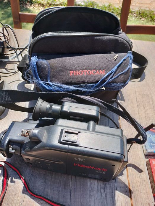Cameras de filmar e fotografar antigas, possivelmente artigos de colecção