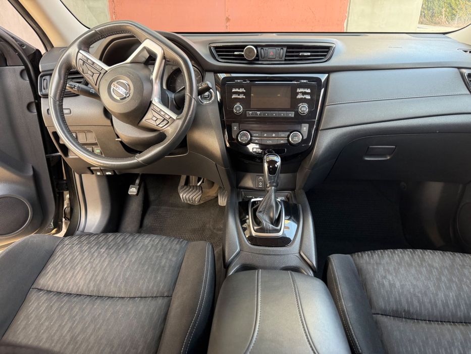 Продається Nissan Rogue 2017 SV AWD 2.5 
Темно-зелений колір, який змінюється в залежності від освітлення.
Основна інформація:
- Перша реєстрація та перший власник.
- Куплений та поставлений на облік у грудні 2021 року.
- Пробіг на момент покупки складав 133 914 км (83177 миль), зараз-173 000 км.
- Пригнаний із США для особистого користування, в дуже хорошому технічному стані.
- За Vin-кодом (KNMAT2MV5HP565327) можна перевірити, що пошкодження були мінімальними, що підтверджує відмінну історію автомобіля.
Комплектація:
МЕХАНІЧНЕ ОБЛАДНАННЯ І ПРОДОВЖЕННЯ:
- 170 кінських сил і 175 lb-ft крутного моменту, Xtronic CVT® (безступінчата трансмісія) зі спортивним перемикачем, Режим Eco, 17" легкосплавні колеса, Асистент старту в гору, Повний привід (AWD).
БЕЗПЕКА І ЗАХИСТ:
- Подушки безпеки для водія та переднього пасажира, бічні подушки, шторки безпеки, нижні кріплення та ремені для дитячих крісел (LATCH),Система антиблокування гальм (ABS),  Контроль динаміки автомобіля (VDC), Системи TCS,EBD,TPMS Асистент гальмування (BA), Іммобілайзер Nissan, Попередження про сліпі зони (BSW), Попередження про перехресний рух ззаду (RCTA).
Невеликий торг біля авто.