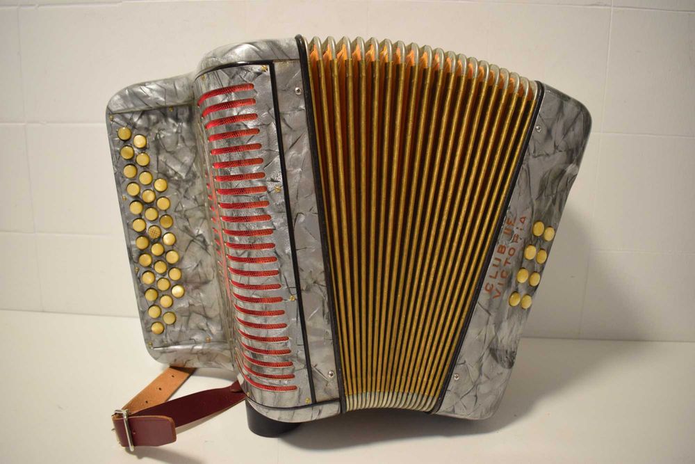 Concertina hohner club IIb Victoria 2 Voz. Tonalidade. C .  N 182