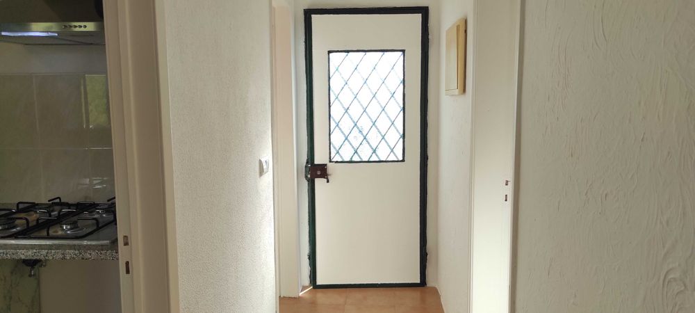 Arrenda-se moradia com dois quartos
