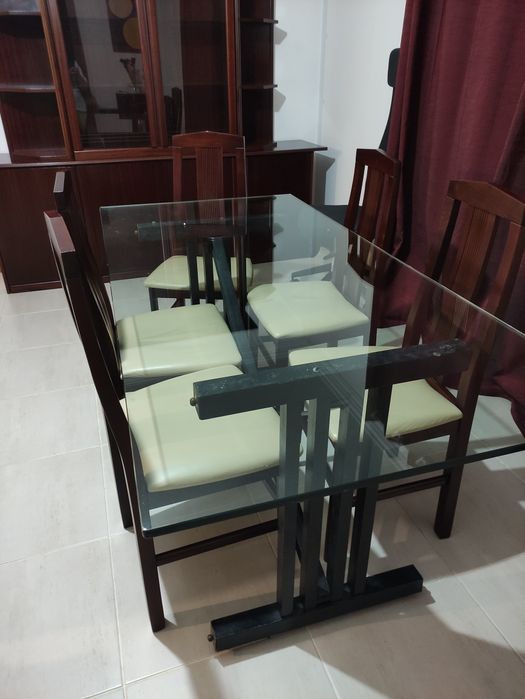 Vende-se móvel cristaleira e mesa de jantar com 6 cadeiras.
