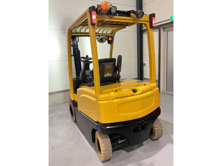 Empilhador Hyster eletrico de 2.5 T.