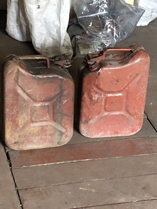 Продам 2 конистры 10 л