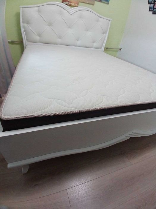 Двуспальная кровать белая из дерева