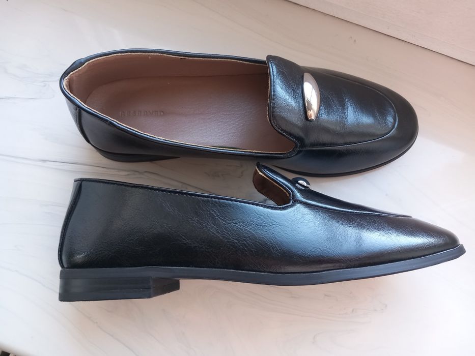 Skórzane czarne Loafersy Reserved.