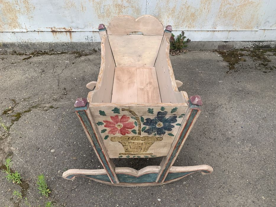 Старовинна дитяча кроватка, колиска для дитини
