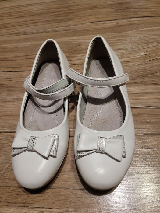 Białe buty komunijne