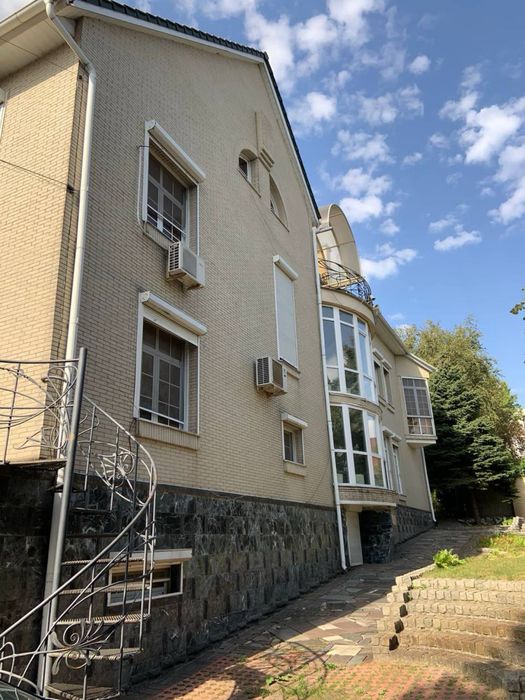 Продам дом  точнее 2 дома  на  разных участках. Совмещёных в одну усад