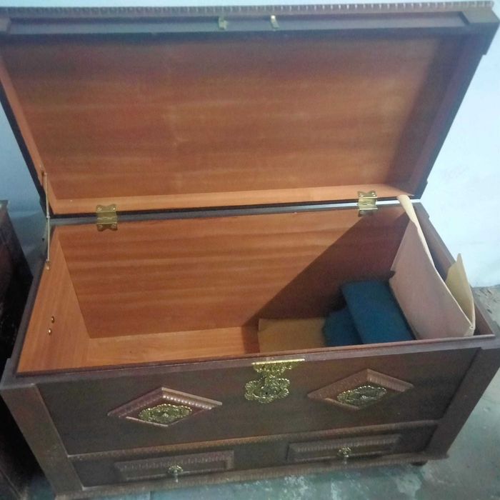 Sofá/cama em couro mais duas arcas (para desocupar)