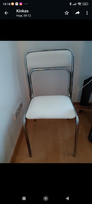 Uma mesa de jantar pequena e 6 cadeiras