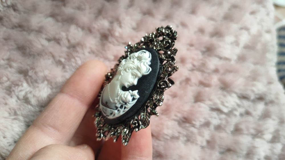 Broszka z kamea kobieta kobieca duża elegancka piękna dla kobiety