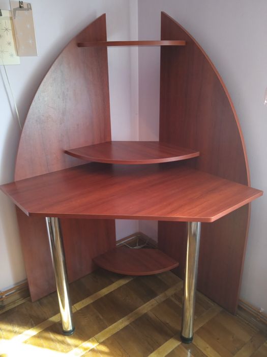 Стіл комп'ютерний